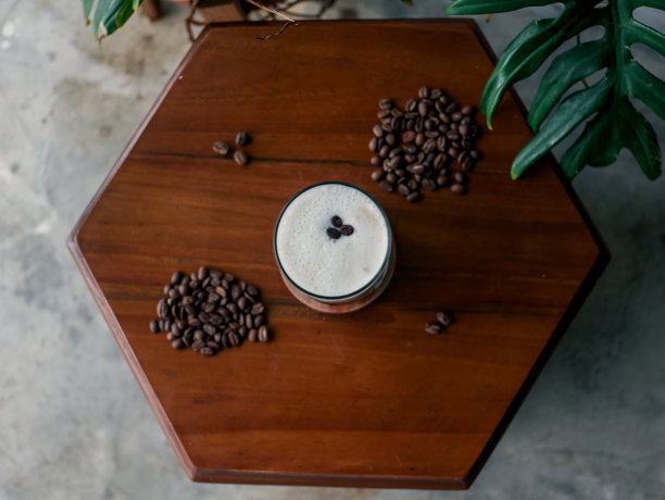 高角度椰子咖啡在白色杯子与糖阅读库存照片图片下载