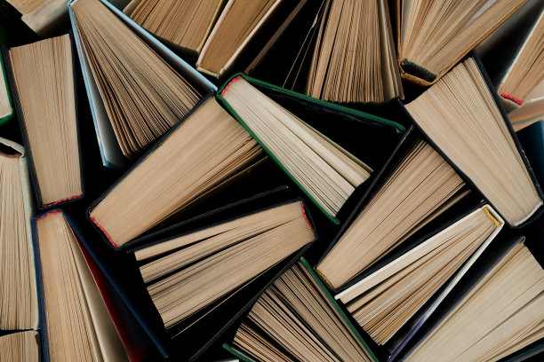 很多书的背景。从上面看书景。阅读文化。高质量的照片图片下载