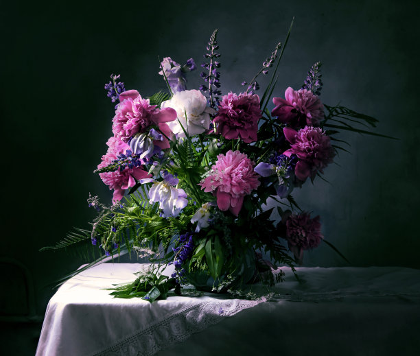 鲜花布置。经典静物与美丽的紫色牡丹和露苹花花束在白色的壶。艺术摄影。美丽的荷兰式秋花束。海报。本空间图片下载