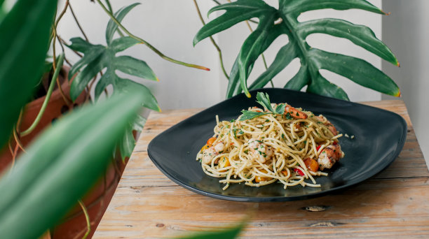 高角度视角的意大利面与黑色的盘子图片下载