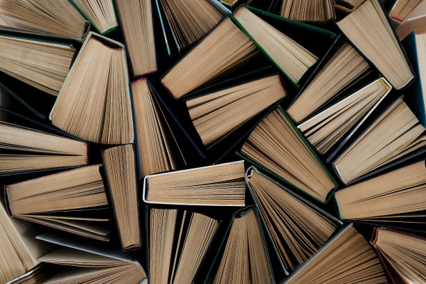 很多书的背景。从上面看书景。阅读文化。高质量的照片图片下载