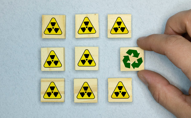 回收符号由旧衣服在黄色背景。俯视图或平铺。图片下载