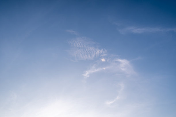 日出前的天空，美丽的云朵铺展开来图片下载