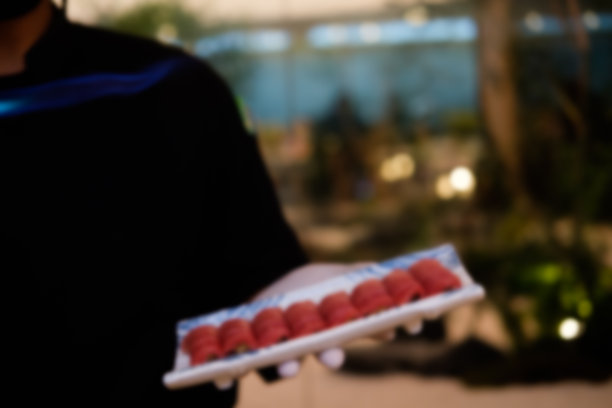 模糊的背景厨师做寿司图片下载