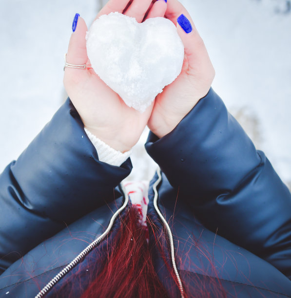 从上往下看女子双手捧着冰心做成的雪图片下载