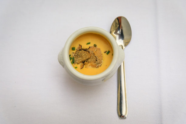 在法国尼斯的一家豪华餐厅，松露奶油开胃菜和一片黑松露装在一个小模子里图片下载