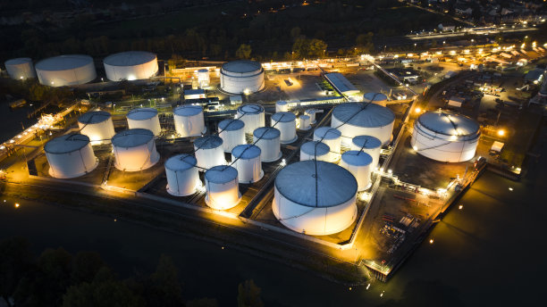 海港内的燃料和油罐——航拍图图片下载