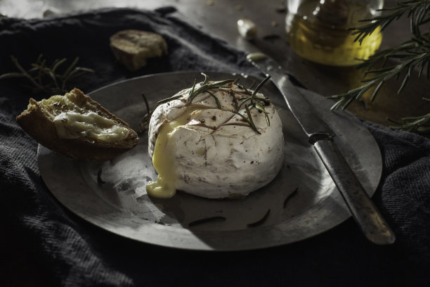 烤卡门贝尔奶酪配大蒜，迷迭香和蜂蜜图片下载