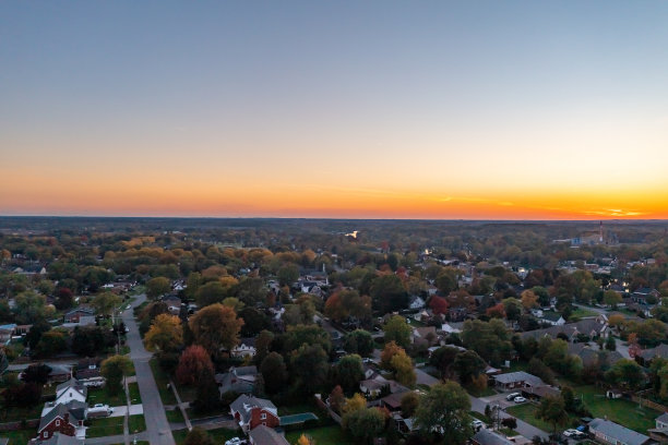 尼亚加拉河娱乐步道在王桥公园和奇帕瓦自来水厂，尼亚加拉瀑布，加拿大图片下载