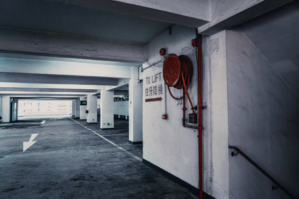 有各种型号的灭火器位于停车场的防火出口门内图片下载