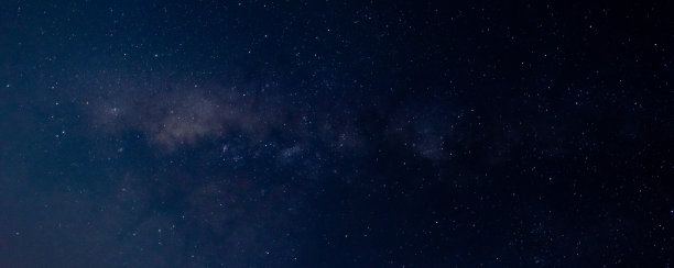 全景蓝色的夜空，银河和深色背景上的星星。宇宙充满了恒星，星云和星系噪音和颗粒。照片采用长曝光，选择白平衡。选择focus.amazing图片下载