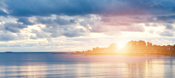 海洋上柔和的日落。波罗的海阴天的日落。图片下载