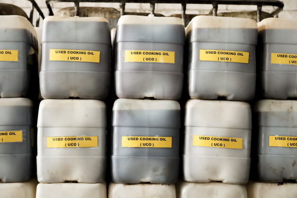 用过的食用油储存在便桶里。用过的食用油收集器，减少生活垃圾对环境的污染，回收为生物柴油原料图片下载