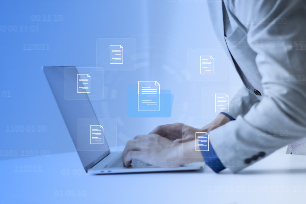 商人使用笔记本电脑到DMS。文档管理系统在线文档数据库和自动化流程管理文件和ERP，企业业务技术。图片下载