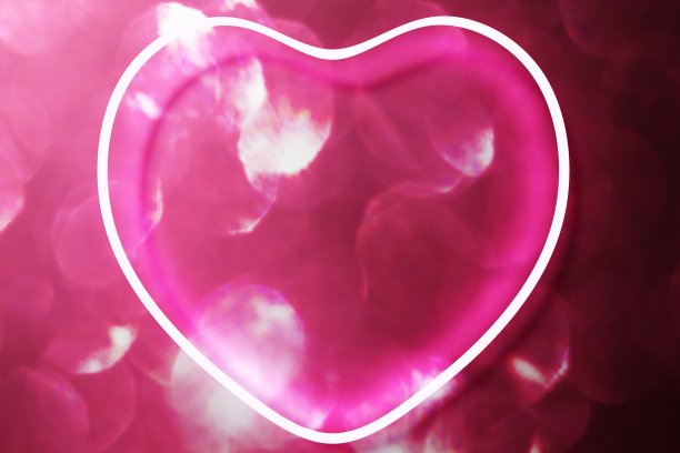 3d渲染的粉红色霓虹心脏在明亮的紫红色散景背景图片下载