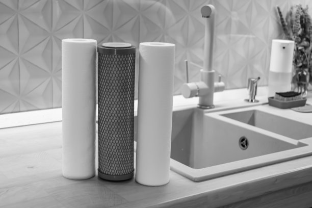 厨房背景上的家庭滤水筒图片下载