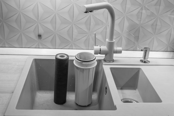 厨房背景上的家庭滤水筒图片下载