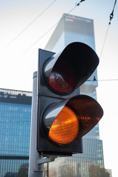 黄色的路灯。警告。近景。背景是KTW的摩天大楼。波兰卡托维兹、西里西亚。图片下载