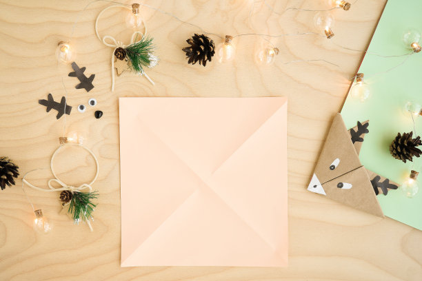 步骤1折纸。一步一步的照片指导如何用你自己的手在纸上制作一只鹿的形式的书签。和孩子们一起做简单的手工。图片下载