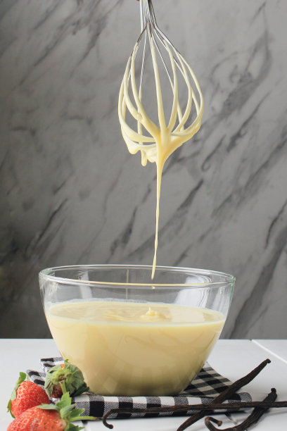 蛋糕混合物在透明烘焙混合碗图片下载