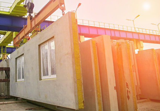 建筑工人在工地安装混凝土楼板。图片下载