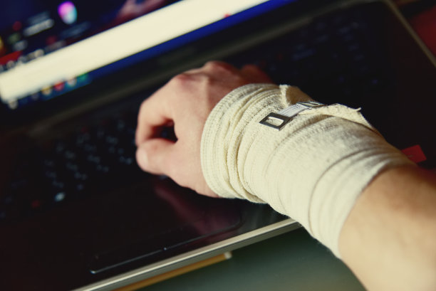 手臂上缠着绷带的人。手臂上的手腕关节受损。图片下载