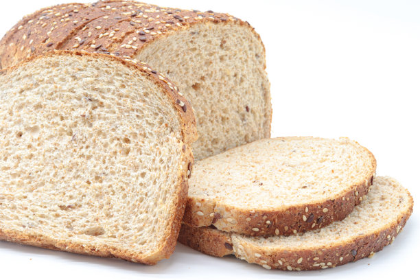 特写切片全麦面包，白色背景图片下载