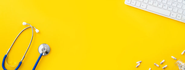 蓝色听诊器配有电脑键盘和胶囊药丸，医学设计理念。图片下载