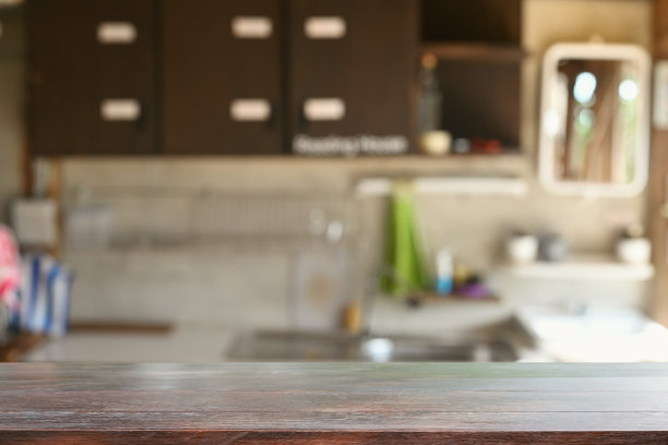 模糊的厨房背景上空木桌。为您的设计蒙太奇和目前的产品。图片下载