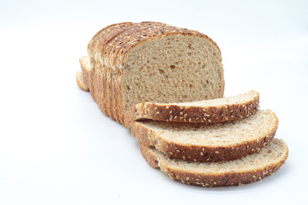 切片的全麦面包，白色的背景。健康食品的概念，均衡的早餐，纤维食品。图片下载