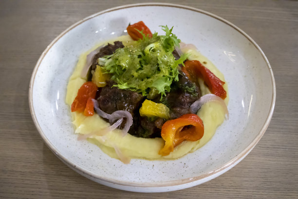 红烧小牛肉，牛排，烤肉。传统的德国红烧脸颊配土豆泥，近景放在现代设计的盘子上图片下载