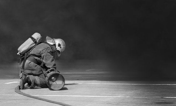 消防队员在行动中被烟雾包围。有选择性的重点图片下载