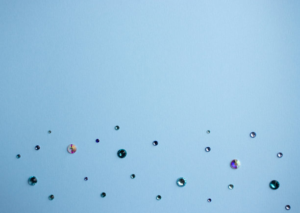 蓝色背景与宝石。文本的复制空间。平铺，俯视图，复制空间。设计文本。图片下载