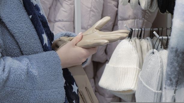 这个女孩为冬天购物、购物中心挑选保暖的手套图片下载