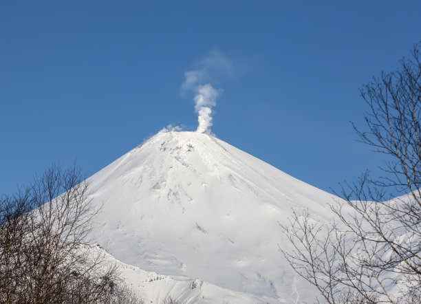 冬季火山Avachinskaya Sopka。堪察加半岛的活火山图片下载
