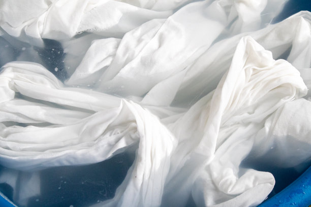 在盆里浸泡一块干净的白布图片下载