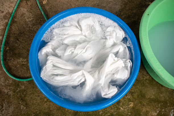 在盆里浸泡一块干净的白布图片下载