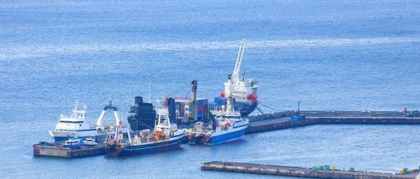 堪察加半岛海港码头附近的船只图片下载