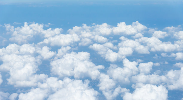 全景蓝天与云和阳光背景。美丽神秘的云，不寻常的云的形成，荚状高丘。图片下载