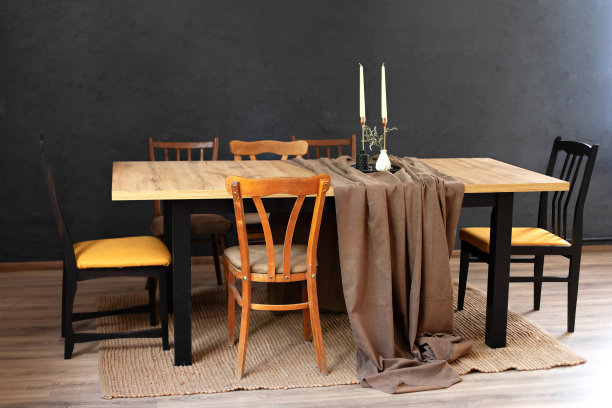 假日家庭晚餐。舒适的房间装饰着秋天的装饰。时尚的餐厅与木桌和椅子。厨房内部带家具图片下载