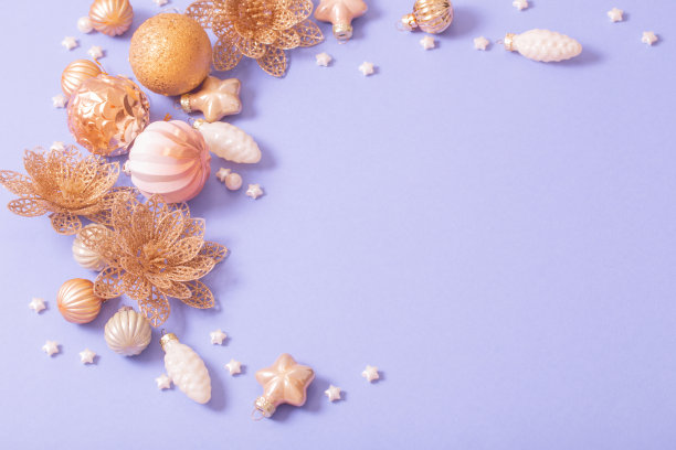 紫色背景的金色圣诞玩具图片下载