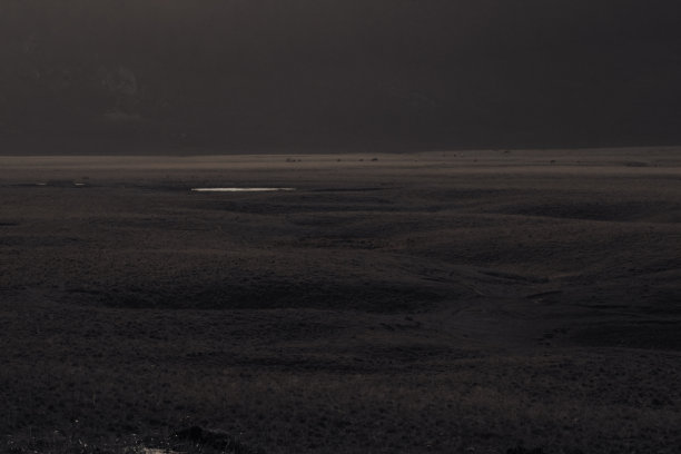 高山高原和一个小湖的全景风景图片下载