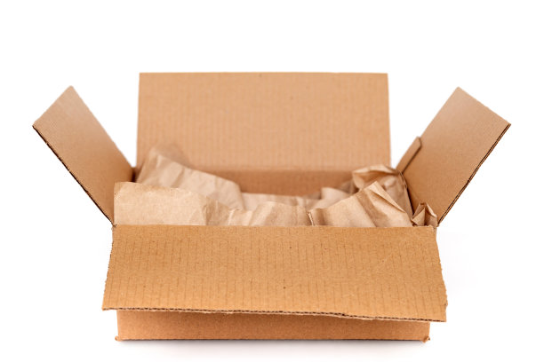 白色背景上装有包装纸的纸箱，回收概念图片下载