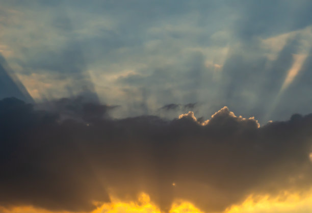 大气格局的性质，傍晚的天空和金黄色的光图片下载