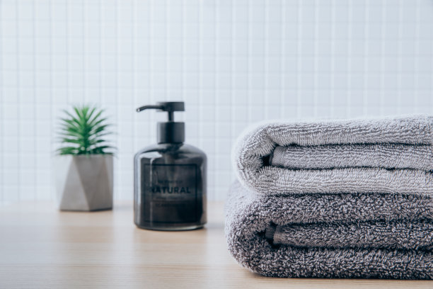 毛巾。清洁浴室桌上新鲜的蓬松毛巾和沐浴用品图片下载