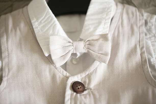 男式西装时尚背景。小男人打扮起来。婴儿洗礼仪式准备。新生儿的衣服。图片下载