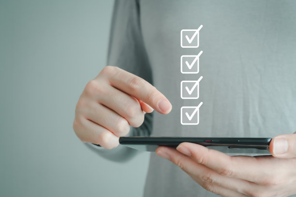 使用移动智能手机，并在待办事项列表的复选框上打勾。图片下载