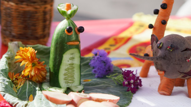 街头集市的柜台上摆放着由黄瓜、胡萝卜和甜菜制成的有趣的动物，供园丁和农民使用。图片下载