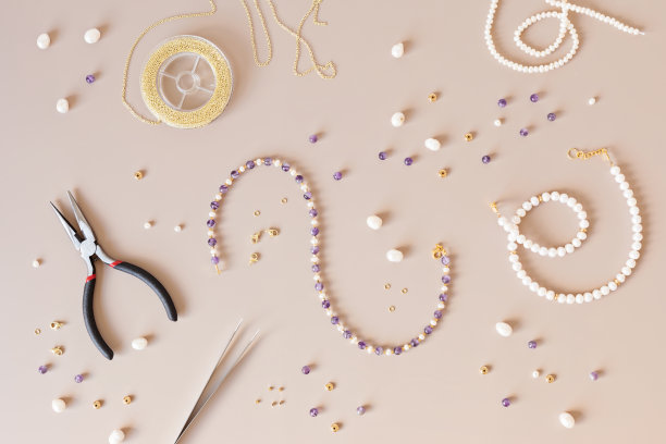 用半宝石珠和工具制作珠宝平板图片下载