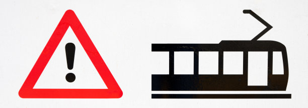 近距离观看火车或有轨电车提示的危险标志图片下载